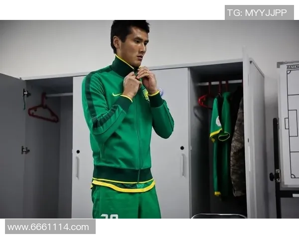 日本足球明星身着西装的时尚风采与魅力展示